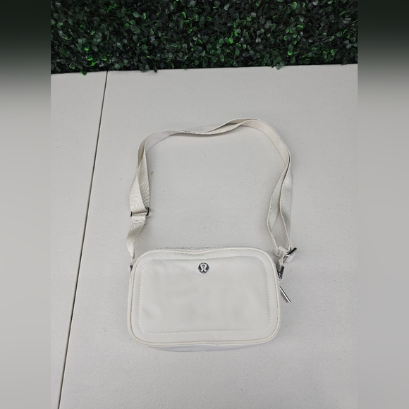 Lululemon Bone Color Camera Bag - Picture 6 of 9